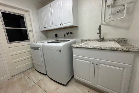 Casa en alquiler en Treasure Island, Florida, 3 dormitorios, 305.83 m2 № 1821489 - foto 7
