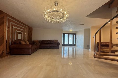 Casa en alquiler en Treasure Island, Florida, 3 dormitorios, 305.83 m2 № 1821489 - foto 2
