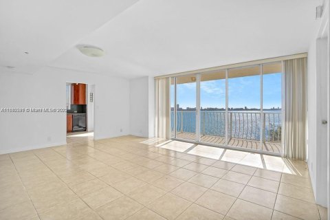 Copropriété à louer à North Bay Village, Floride: 2 chambres, 93.37 m2 № 1929167 - photo 1