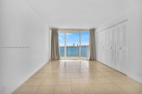 Copropriété à louer à North Bay Village, Floride: 2 chambres, 93.37 m2 № 1929167 - photo 5