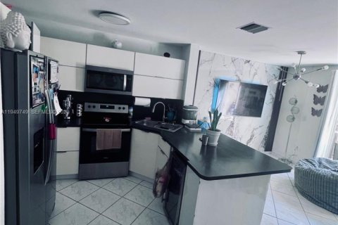 Condo in Hialeah Gardens, Florida, 2 bedrooms  № 2005718 - photo 30