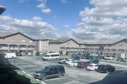Condo in Hialeah Gardens, Florida, 2 bedrooms  № 2005718 - photo 26