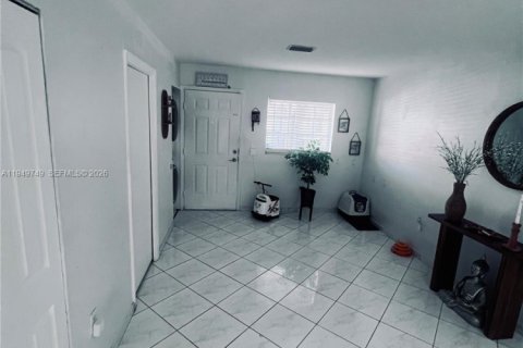 Condo in Hialeah Gardens, Florida, 2 bedrooms  № 2005718 - photo 29
