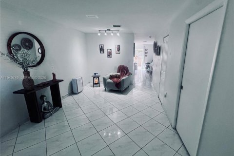 Condo in Hialeah Gardens, Florida, 2 bedrooms  № 2005718 - photo 28