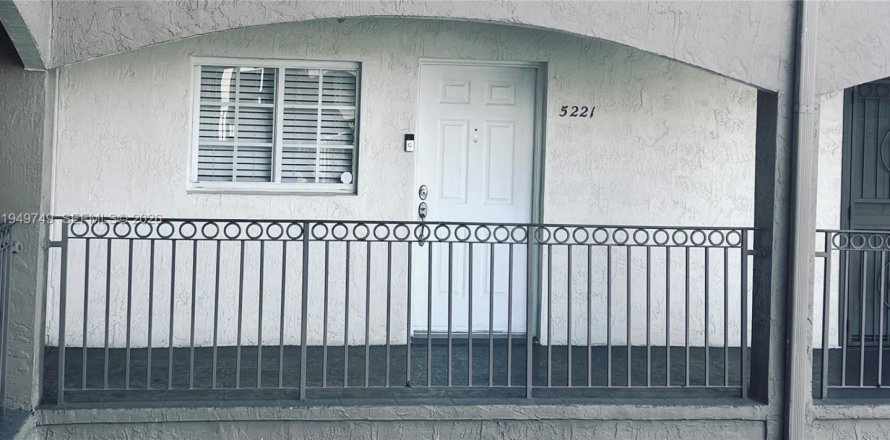 Condo in Hialeah Gardens, Florida, 2 bedrooms  № 2005718