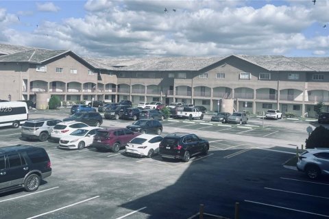 Condo in Hialeah Gardens, Florida, 2 bedrooms  № 2005718 - photo 25