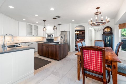 House in Apollo Beach, Florida 4 bedrooms, 378.39 sq.m. № 1650407 - photo 12