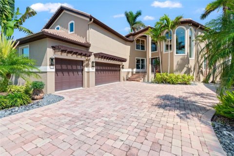House in Apollo Beach, Florida 4 bedrooms, 378.39 sq.m. № 1650407 - photo 1