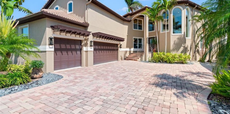 House in Apollo Beach, Florida 4 bedrooms, 378.39 sq.m. № 1650407