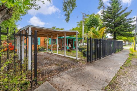 Casa en venta en Miami, Florida, 2 dormitorios, 86.96 m2 № 2051252 - foto 2