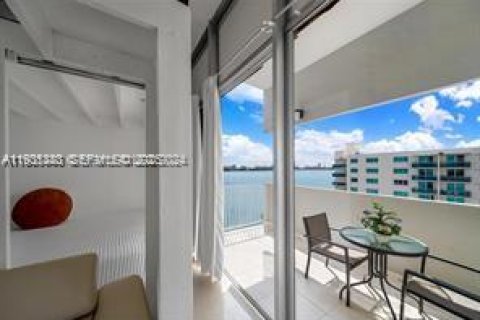 Condominio en alquiler en North Bay Village, Florida, 40.13 m2 № 1993793 - foto 2