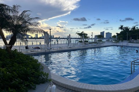 Condo in Miami Beach, Florida, 1 bedroom  № 2317958 - photo 25
