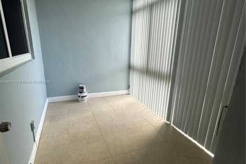 Condominio en venta en Lauderdale Lakes, Florida, 1 dormitorio, 63.55 m2 № 1978115 - foto 10