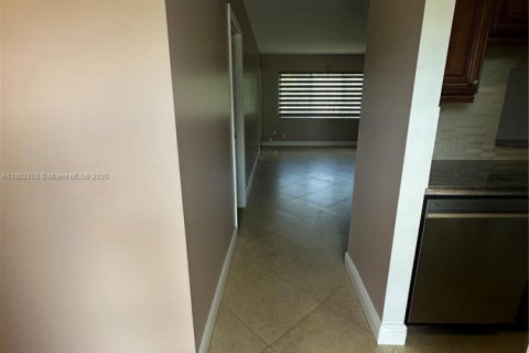 Condominio en venta en Lauderdale Lakes, Florida, 1 dormitorio, 63.55 m2 № 1978115 - foto 5