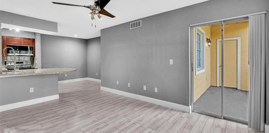 Кондоминиум с 1 комнатой в Помпано-Бич, Флорида № 2011373