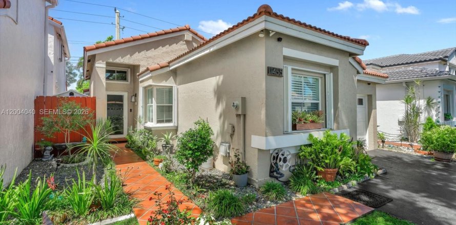 Дом в Майами, Флорида 3 спальни, 116.69м2 № 2068498