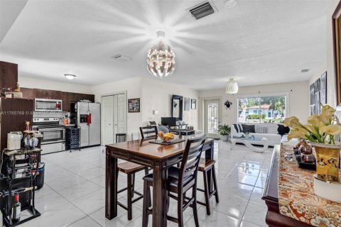 Casa en venta en Miami, Florida, 3 dormitorios, 134.34 m2 № 1708474 - foto 10