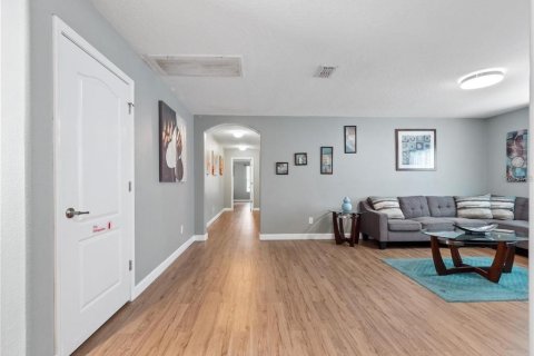 Casa en venta en Kissimmee, Florida, 6 dormitorios, 305.74 m2 № 2213221 - foto 11