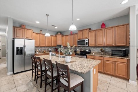 Casa en venta en Kissimmee, Florida, 6 dormitorios, 305.74 m2 № 2213221 - foto 3