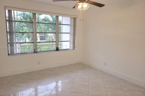 Condominio en alquiler en Hallandale Beach, Florida, 1 dormitorio, 99.5 m2 № 2010679 - foto 5