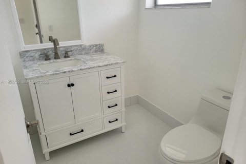 Condominio en alquiler en Hallandale Beach, Florida, 1 dormitorio, 99.5 m2 № 2010679 - foto 4
