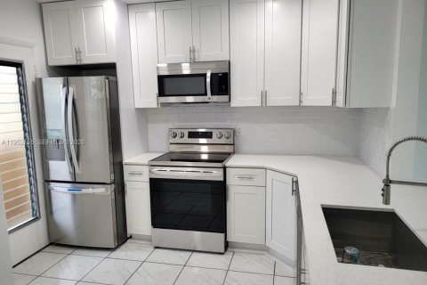 Condominio en alquiler en Hallandale Beach, Florida, 1 dormitorio, 99.5 m2 № 2010679 - foto 3