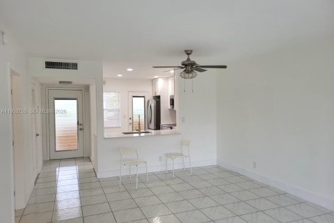 Condominio en alquiler en Hallandale Beach, Florida, 1 dormitorio, 99.5 m2 № 2010679 - foto 2