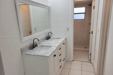 Condominio en alquiler en Hallandale Beach, Florida, 1 dormitorio, 99.5 m2 № 2010679 - foto 6