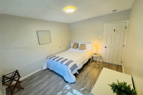 Снять в аренду квартиру в Холливуд, Флорида 3 спальни, 268.21м2, № 1982105 - фото 6