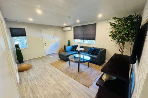 Снять в аренду квартиру в Холливуд, Флорида 3 спальни, 268.21м2, № 1982105 - фото 2