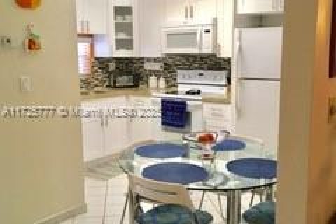 Condo in Pembroke Pines, Florida, 2 bedrooms  № 1868396 - photo 5