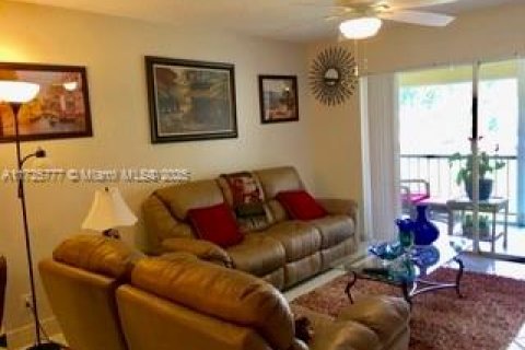 Condo in Pembroke Pines, Florida, 2 bedrooms  № 1868396 - photo 7