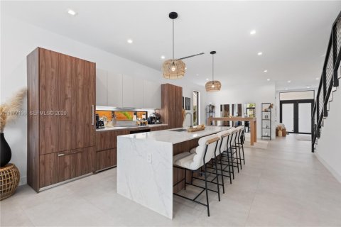 Townhouse in Miami, Florida 4 bedrooms № 2041599 - photo 13