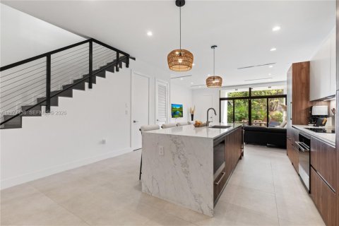 Townhouse in Miami, Florida 4 bedrooms № 2041599 - photo 15