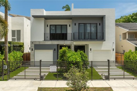 Townhouse in Miami, Florida 4 bedrooms № 2041599 - photo 2