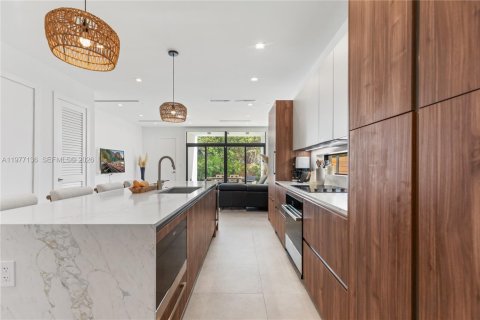 Townhouse in Miami, Florida 4 bedrooms № 2041599 - photo 17