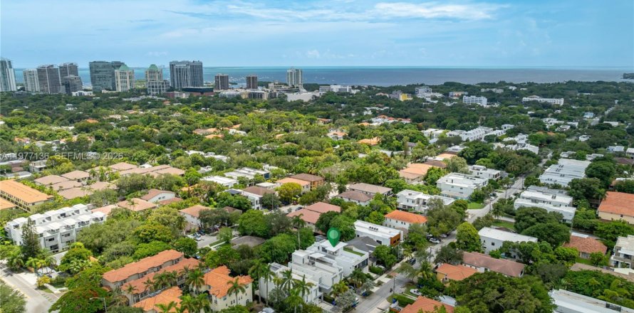 Townhouse in Miami, Florida 4 bedrooms № 2041599