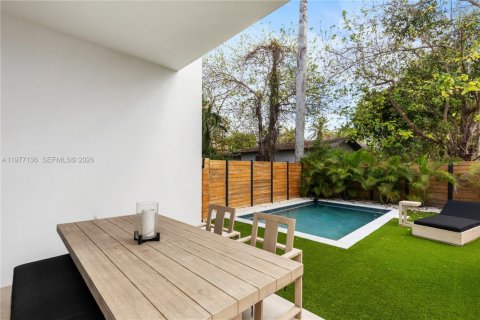 Townhouse in Miami, Florida 4 bedrooms № 2041599 - photo 29