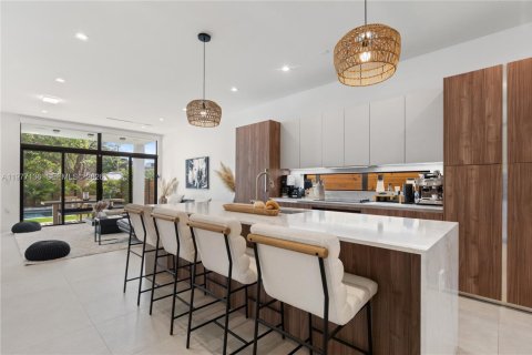 Townhouse in Miami, Florida 4 bedrooms № 2041599 - photo 16