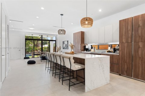 Townhouse in Miami, Florida 4 bedrooms № 2041599 - photo 14