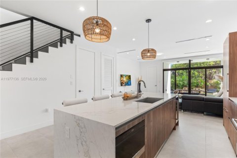 Townhouse in Miami, Florida 4 bedrooms № 2041599 - photo 18