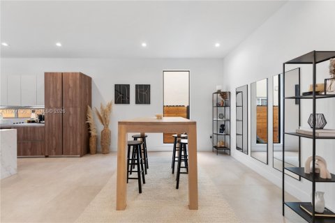 Townhouse in Miami, Florida 4 bedrooms № 2041599 - photo 9