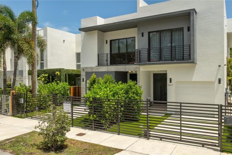 Townhouse in Miami, Florida 4 bedrooms № 2041599 - photo 3