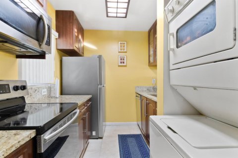 Condo in Coral Springs, Florida, 2 bedrooms  № 2254680 - photo 14