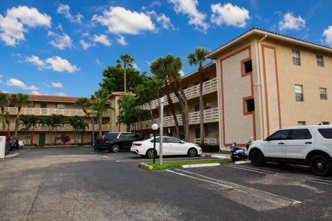 Condo in Coral Springs, Florida, 2 bedrooms  № 2254680 - photo 16