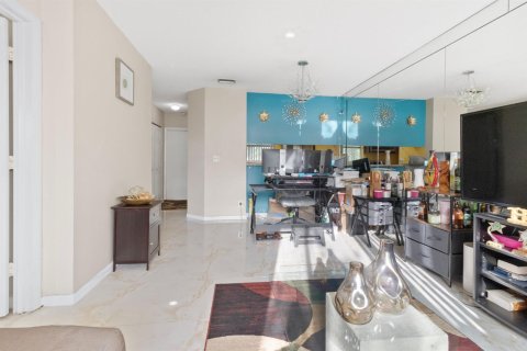 Condo in Coral Springs, Florida, 2 bedrooms  № 2254680 - photo 5