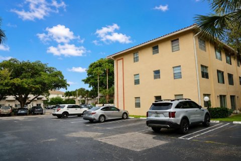 Condo in Coral Springs, Florida, 2 bedrooms  № 2254680 - photo 17