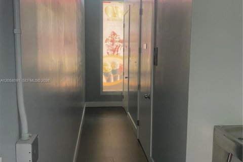 Propiedad comercial en venta en Doral, Florida № 2180104 - foto 10
