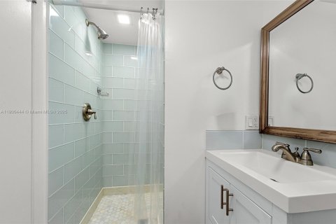 House in Islamorada, Village of Islands, Florida 2 bedrooms, 126.81 sq.m. № 1953305 - photo 15
