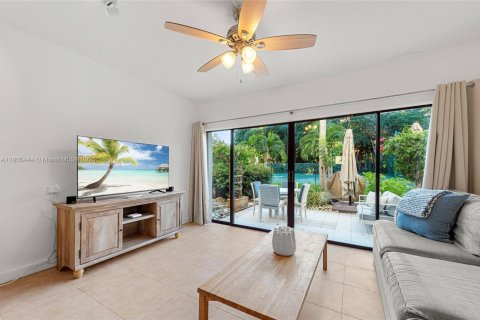 House in Islamorada, Village of Islands, Florida 2 bedrooms, 126.81 sq.m. № 1953305 - photo 5